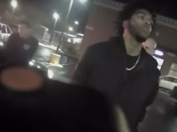 Captura de un video de cámara personal cedido por el Departamento de Policía de Milwaukee que muestra a Sterling Brown después de ser esposado y sometido con una descarga eléctrica durante su arresto. POLICÍA DE MILWAUKEE