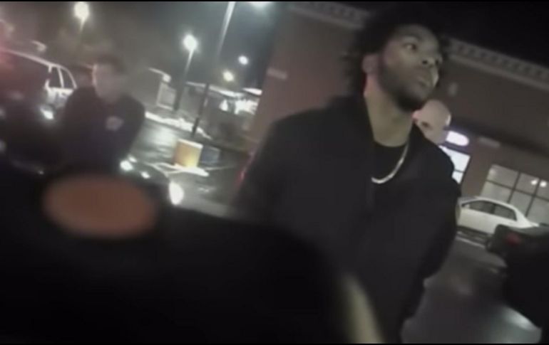 Captura de un video de cámara personal cedido por el Departamento de Policía de Milwaukee que muestra a Sterling Brown después de ser esposado y sometido con una descarga eléctrica durante su arresto. POLICÍA DE MILWAUKEE