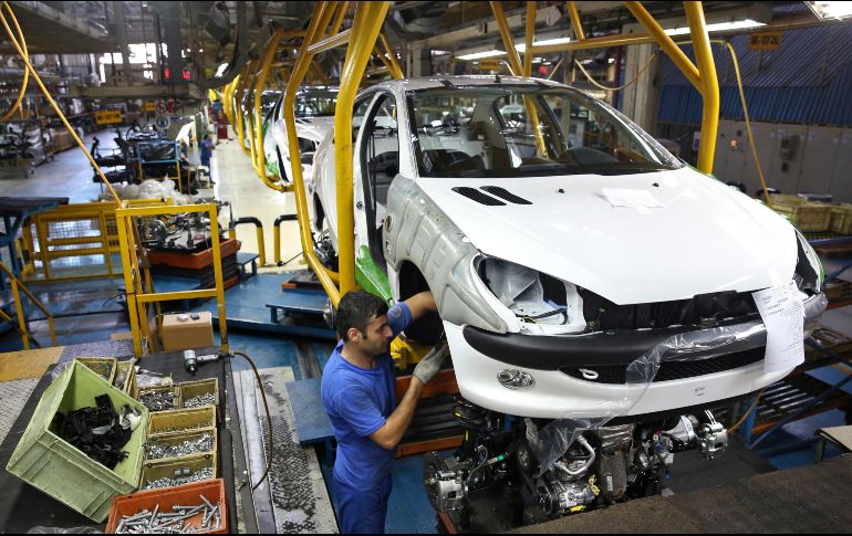 El presidente de EU ha prometido revivir el sector manufacturero de ese país. AP/E. Noroozi