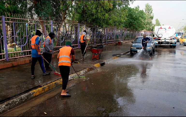 Trabajadores realizan labores de limpieza en el parque afectado luego de la explosión. AP/K. Kadim