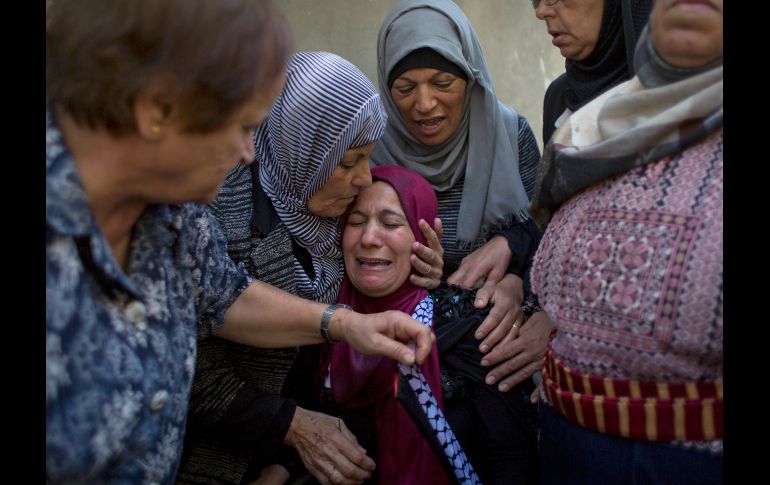 La palestina Arwa Ghanimeh (c) reacciona en el funeral de su hijo Uday Abu Khalil, de 15 años, en su casa en Ein Senia, Cisjordania. El menor falleció a consecuencia de las heridas sufridas en enfrentamientos con fuerzas israelíes la semana pasada. AP/N. Nasser