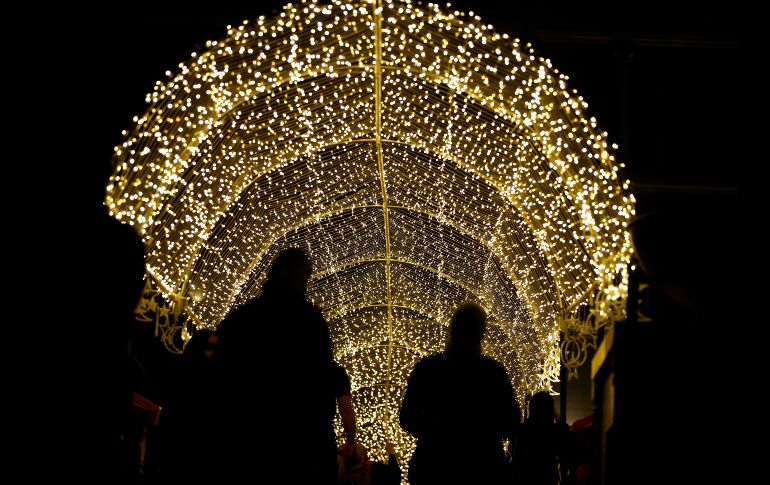 Una instalación de luces se despliega en Dubái, Emiratos Árabes Unidos. EFE/ A. Haider
