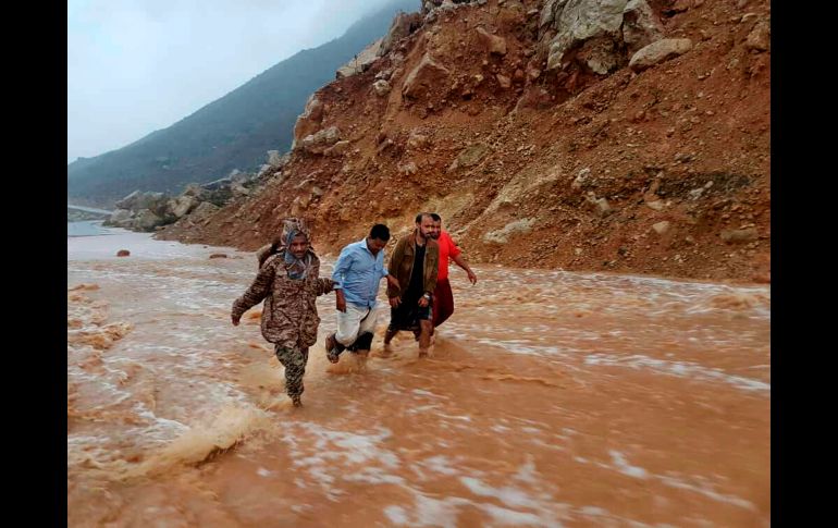 Un camino quedó inundado por fuertes lluvias, tras el paso del ciclón 