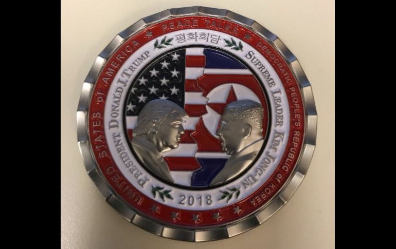 Las monedas muestran a los dos mandatarios cara a cara, mientras que del otro lado presentan al Air Force One despegando. TWITTER / @sparksjls