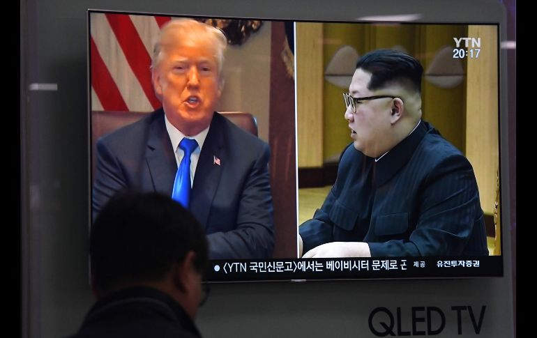 Un hombre sigue por televisión informaciones sobre los líderes norcoreano, Kim Jong-un, y estadoundiense, Donald Trump, en una estación de trenes de Seúl, Corea del Sur. Trump anunció hoy la cancelación de la cumbre prevista con el líder norcoreano el 12 de junio en Singapur. AFP/J. Yeon-je