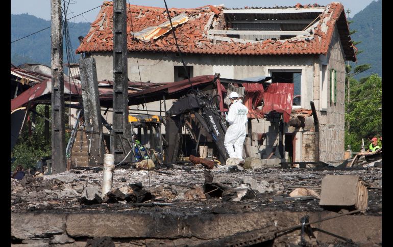 Equipos de desactivación de explosivos y desescombro trabajan en una parroquia de Tui, España, donde ayer saltó por los aires un almacén de material pirotécnico y causó la muerte de una mujer y una treintena de heridos. EFE/S. Sas