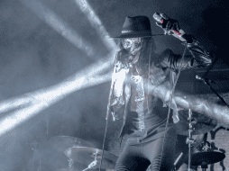 Christopher Anthony Corner con su proyecto IAMX, llenó de música oscura y teatralidad el C3 Stage. / Noé Blanco