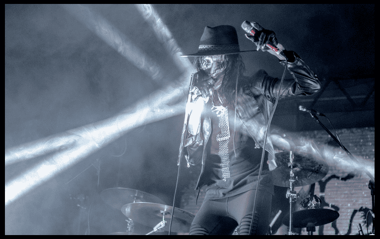 Christopher Anthony Corner con su proyecto IAMX, llenó de música oscura y teatralidad el C3 Stage. / Noé Blanco