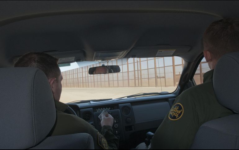 Tres inmigrantes que intentaron darse a la fuga fueron detenidos por otros agentes. EFE / ARCHIVO