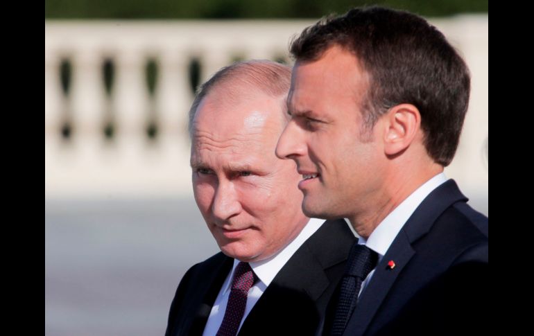 El presidente ruso Vladimir Putin recibe a su homólogo francés, Emmanuel Macron, en el palacio Konstantin en Strelna, Rusia. AFP/D. Lovetsky