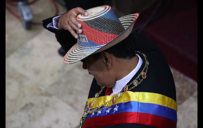 El presidente de Venezuela, Nicolás Maduro, toma juramento ante la Asamblea Nacional Constituyente en Caracas. Se trata de una ceremonia adelantada, pues debía tener lugar en enero y en el Parlamento, instancia que fue declarada en desacato. EFE/M. Gutiérrez