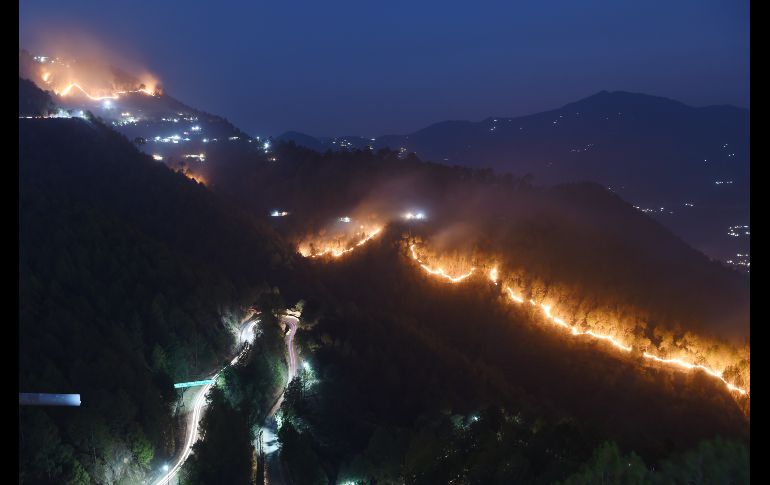 Incendios forestales avanzane en New Tehri at Bourari, en India. AFP/P. Singh