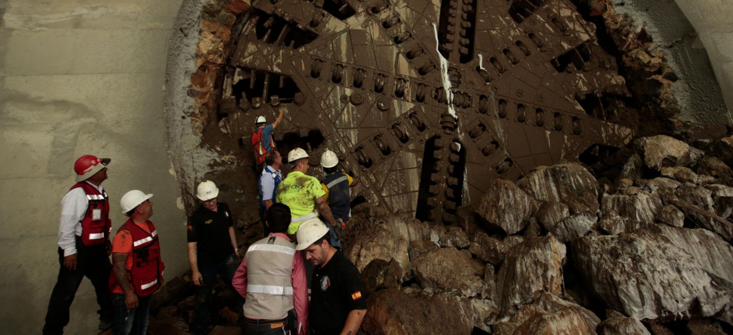 “La Tapatía”. Gerardo Ruiz Esparza, Aristóteles Sandoval y Rodolfo Guadalajara presenciaron ayer la salida de la tuneladora, tras excavar 4.5 kilómetros de longitud. EL INFORMADOR/F. Atilano