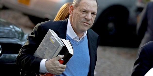 Harvey Weinstein se entrega en una comisar&iacute;a de Nueva York