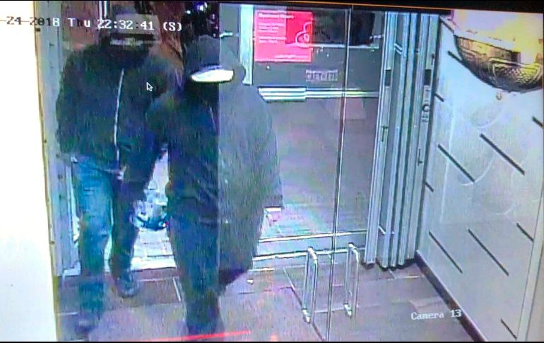 Dos sospechosos con el rostro cubierto ingresaron al restaurante y arrojaron la bomba. AP