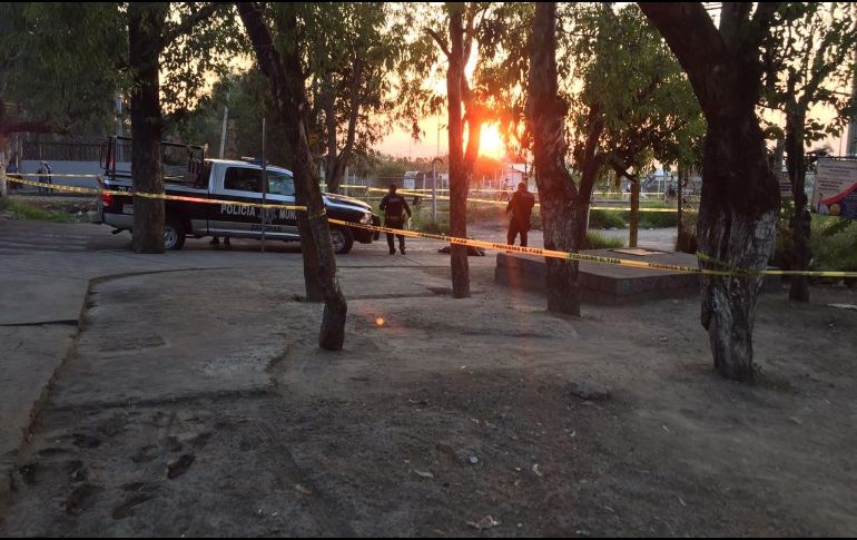 Oficiales y personal de Ciencias Forenses acudieron al lugar la mañana de este viernes. ESPECIAL