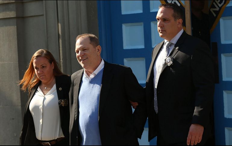 Weinstein (C) se entregó este día en una comisaría de Nueva York y se enfrenta a cargos de violación y abusos sexuales, entre otros. AFP / S. Platt