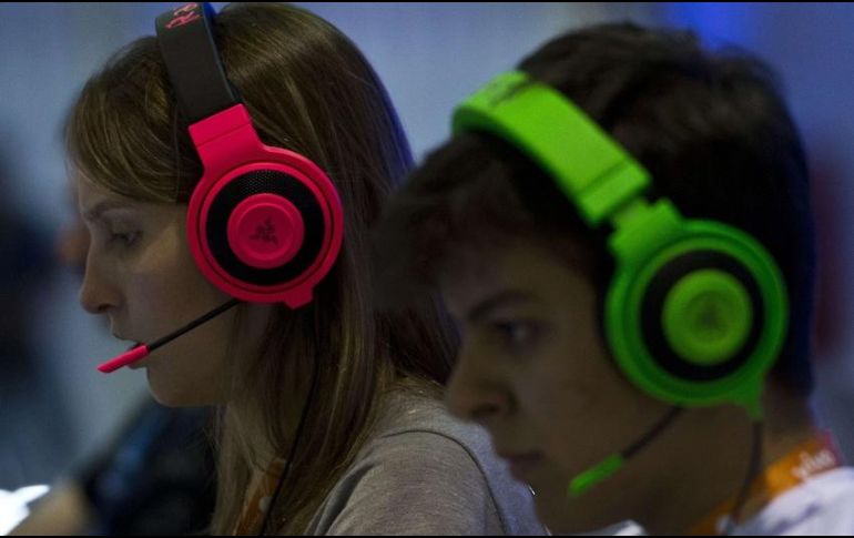 El volumen alto en antros, cine, televisión y uso excesivo de audífonos, en personas de entre los 15 y 24 años de edad, genera riesgo de sordera 30 años antes de lo habitual, advierten. AFP / ARCHIVO