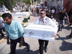 El día de ayer, Carlos, familiares y amigos, dieron el último adiós al bebé de ocho meses que perdió la vida luego de presentar quemaduras en el 98% de su cuerpo. EFE/ C. Zepeda