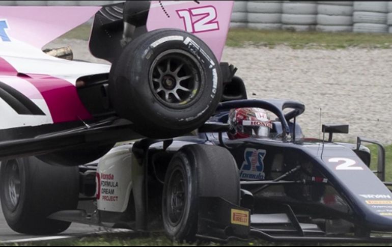 Ambos conductores salieron ilesos, pero las fotos que circularon en las redes sociales mostraron cómo uno de ellos pudo sufrir un incidente más grave si no hubiera estado protegido por el halo. ESPECIAL / motorsport.com