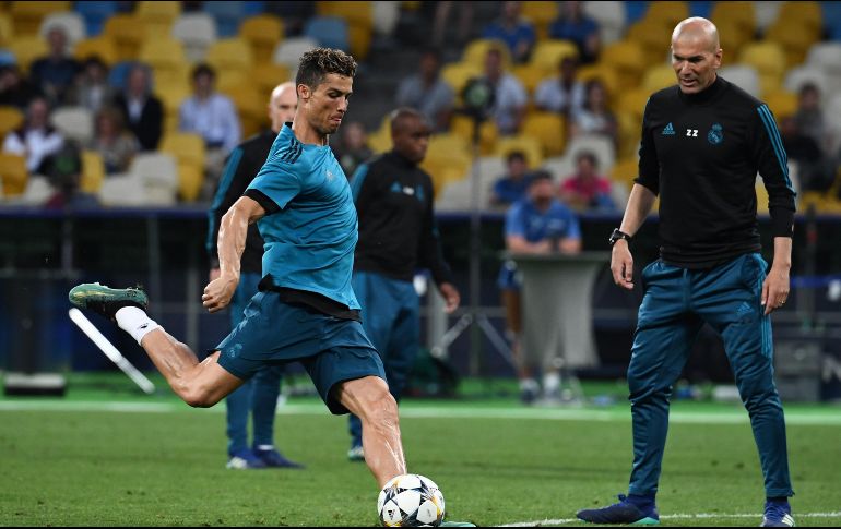 Zidane (D) observa a Cristiano Ronaldo (I) durante el entrenamiento previo a la Final de Kiev. AFP/F. Fife