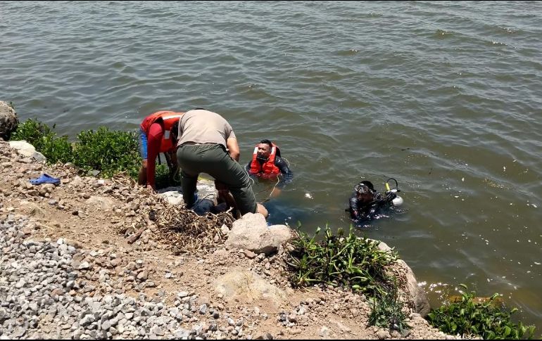 El cuerpo fue ubicado por las autoridades a cuatro metros de la orilla y a tres metros de profundidad. ESPECIAL/ Protección Civil Jalisco