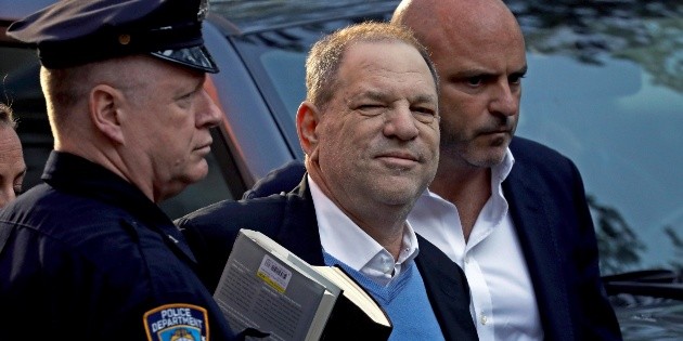 "Te tenemos", dicen v&iacute;ctimas de Weinstein tras su arresto