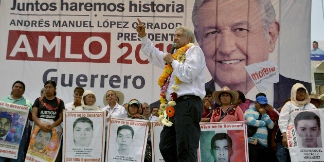 Padres de normalistas acompa&ntilde;an a AMLO en evento en Iguala