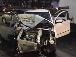 Uno de los vehículos involucrados quedó prácticamente destruido. ESPECIAL / Bomberos GDL