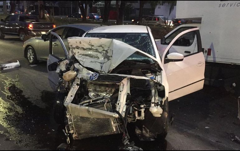 Uno de los vehículos involucrados quedó prácticamente destruido. ESPECIAL / Bomberos GDL