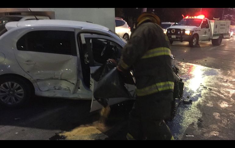 Uno de los vehículos involucrados quedó prácticamente destruido. ESPECIAL / Bomberos GDL