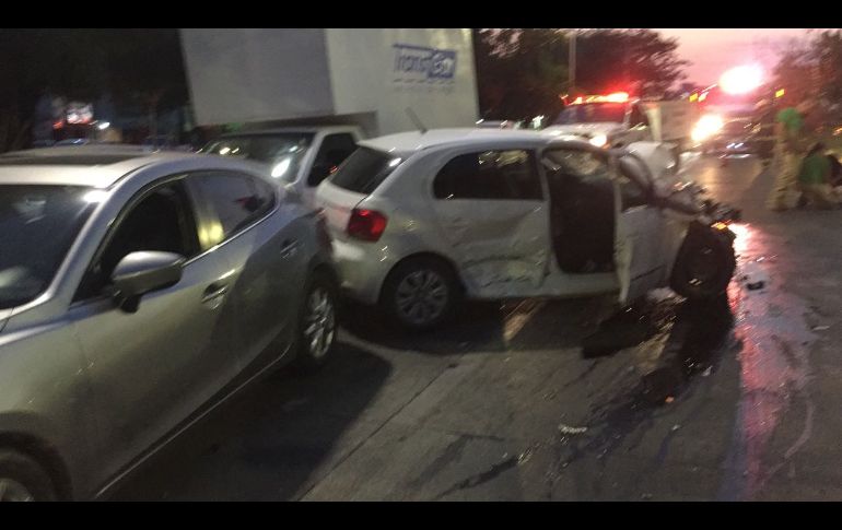 Uno de los vehículos involucrados quedó prácticamente destruido. ESPECIAL / Bomberos GDL