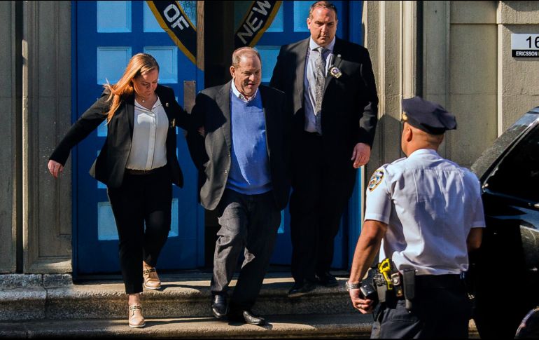 Testimonio. El productor de Hollywood Harvey Weinstein (c) abandona una comisaría de Nueva York. AP/A. Kudacki
