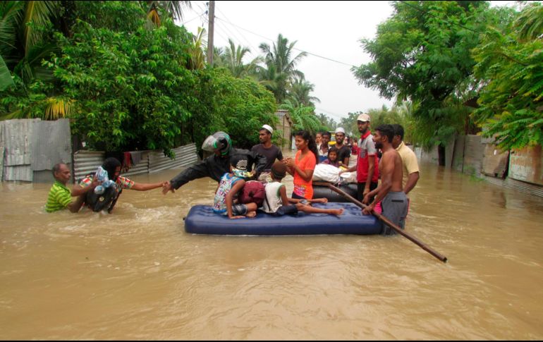 Las inundaciones han destruido 105 viviendas y dañado parcialmente otras cuatro mil 708. AP/H. Priyankara