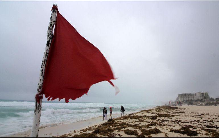 La costa sureste mexicana es sacudida con fuertes vientos y lluvias, así como la costa oeste de Cuba. EFE / A. Cupul