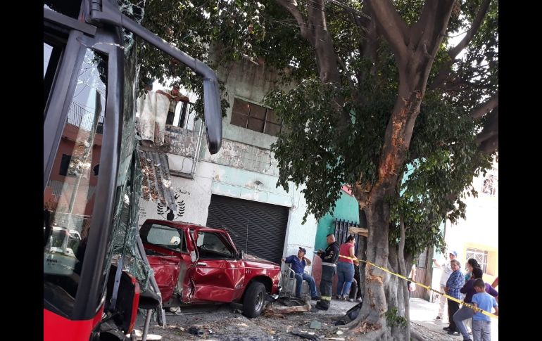 Autoridades reportan además que dos pasajeros del particular y un pasajero del transporte público presentaron lesiones leves. ESPECIAL/ Bomberos Guadalajara