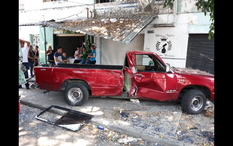 Autoridades reportan además que dos pasajeros del particular y un pasajero del transporte público presentaron lesiones leves. ESPECIAL/ Bomberos Guadalajara