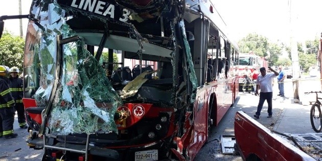 Reportan cinco lesionados por choque entre privados y cami&oacute;n urbano