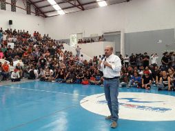 En su visita al Gimnasio Municipal Río de Janeiro, el emecista se reunió con jóvenes a quienes recordó su intención de diseñar senderos seguros para su traslado a las escuelas. TWITTER / @DelToroIsmael