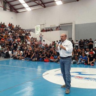 Del Toro ofrece continuar programa de Becas Prepárate