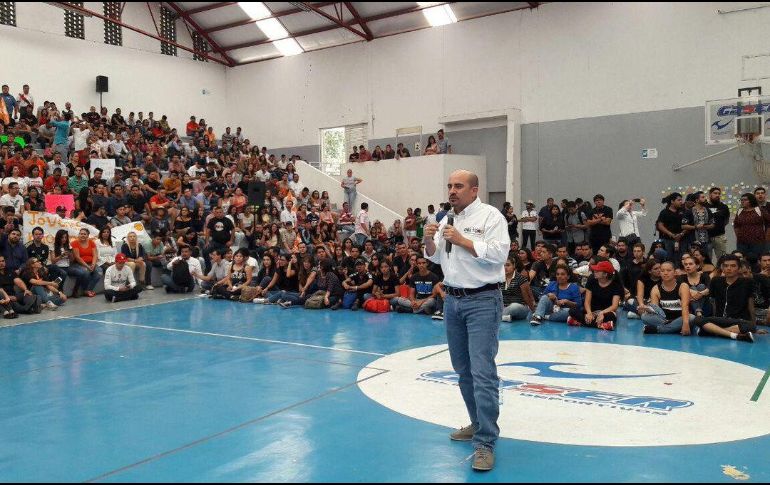 En su visita al Gimnasio Municipal Río de Janeiro, el emecista se reunió con jóvenes a quienes recordó su intención de diseñar senderos seguros para su traslado a las escuelas. TWITTER / @DelToroIsmael