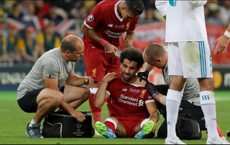 Salah abandonó el Estadio Olímpico de Kiev sin hacer declaraciones a los periodistas y con el brazo en cabestrillo. AP/S. Grits