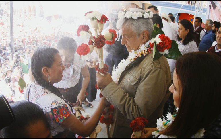 Ofrendas. López Obrador aseguró que ha sido perseguido por la justicia. ESPECIAL
