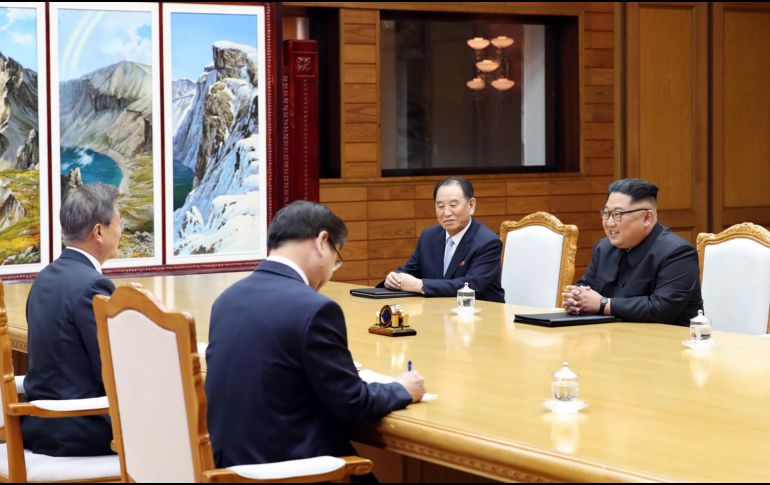 Kim Jong-un y Moon Jae-in durante el encuentro que celebraron para planear la cumbre con Trump. EFE/C. Wa Dae