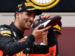 Como suele hacerlo después de una victoria, Ricciardo se quitó un zapato, lo llenó de champaña y la bebió. AFP / A. Isakovic