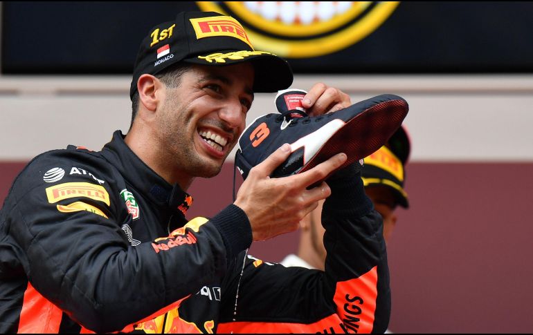 Como suele hacerlo después de una victoria, Ricciardo se quitó un zapato, lo llenó de champaña y la bebió. AFP / A. Isakovic