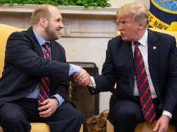 “Has pasado por mucho. Por más de lo que la mayoría de la gente podría soportar”, dijo Trump (derecha) a Holt (izquierda). AFP / N. Kamm