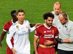 La Final de la Champions League duró sólo media hora para Salah (C), que se lesionó tras un choque con Sergio Ramos. AFP/S. Supinsky