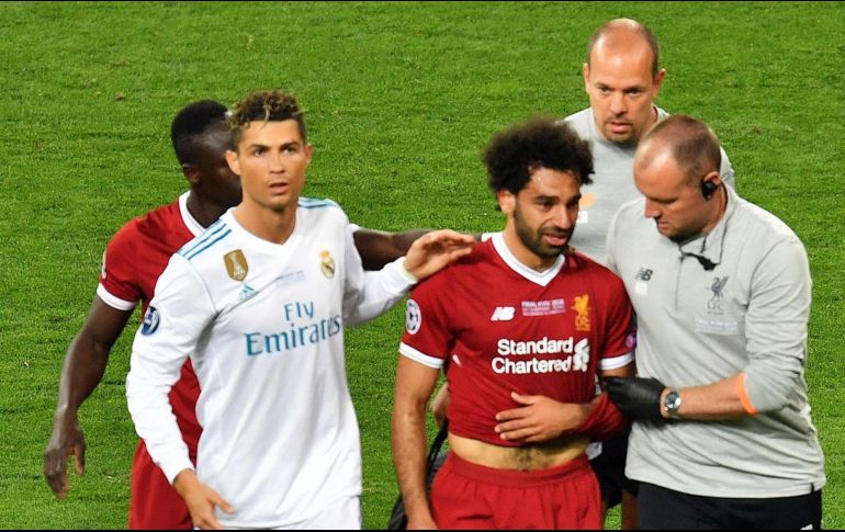 La Final de la Champions League duró sólo media hora para Salah (C), que se lesionó tras un choque con Sergio Ramos. AFP/S. Supinsky