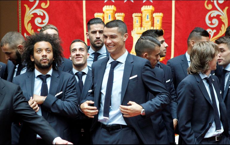 Cristiano (C) es uno de los jugadores que se muestran más entusiastas durante las celebraciones por el triunfo merengue. EFE/V. Lerena